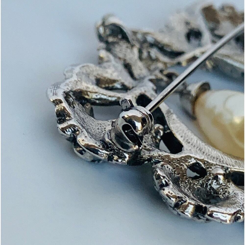 Vintage Pearl Brooch - Picture 5 of 7